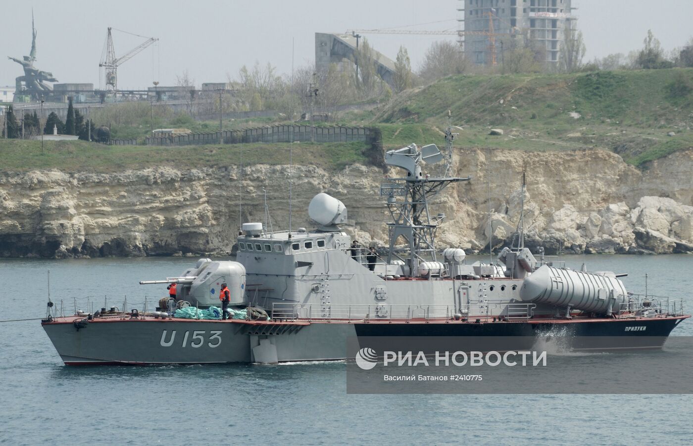 Ракетный катер ВМСУ "Прилуки" и танкер "Фастов" покинули Севастополь