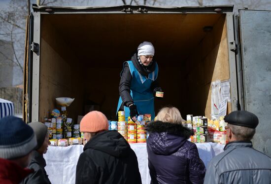 Торговля на городской продовольственной предпасхальной ярмарке в Новосибирске