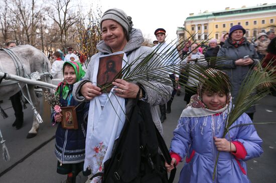 Детская Божественная литургия с крестным ходом в Санкт-Петербурге