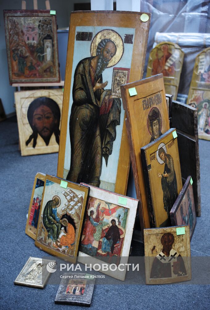 Подготовка к открытию выставки редких икон "Образ священный"