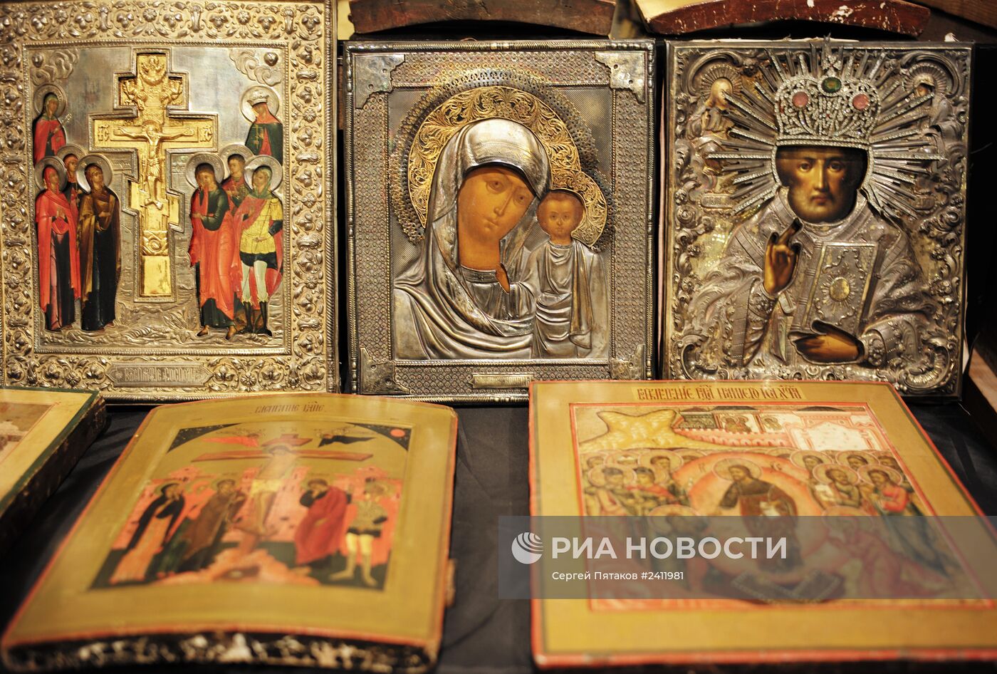 Подготовка к открытию выставки редких икон "Образ священный"