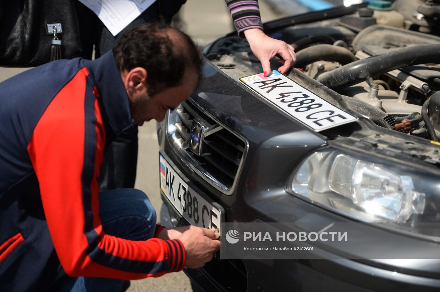 Выдача новых номерных знаков в Симферополе