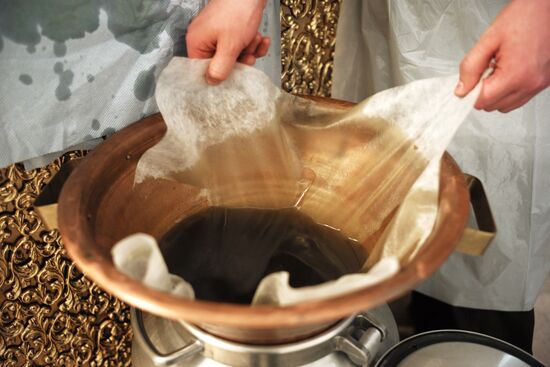 Завершение чина мироварения в Донском монастыре