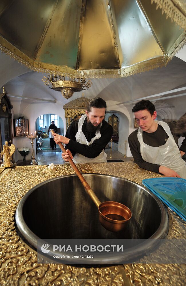 Завершение чина мироварения в Донском монастыре