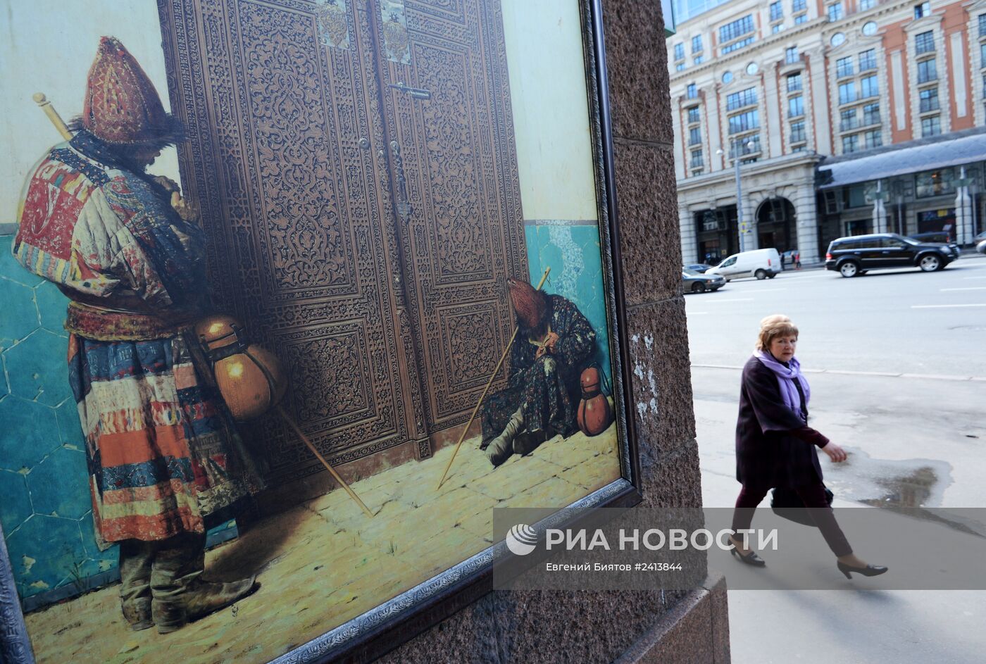 Фасады столичных домов украсили картинами русских художников