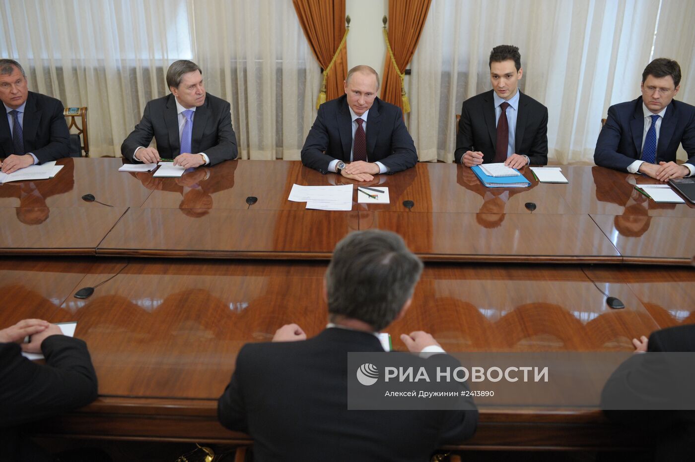 В.Путин провел встречу с главой концерна Shell Бен ван Берденом