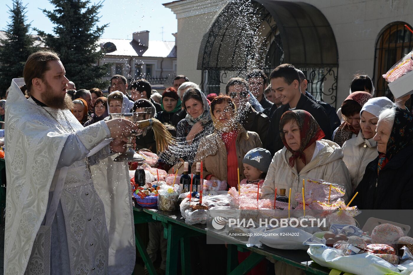 Освящение пасхальных куличей в Великую субботу