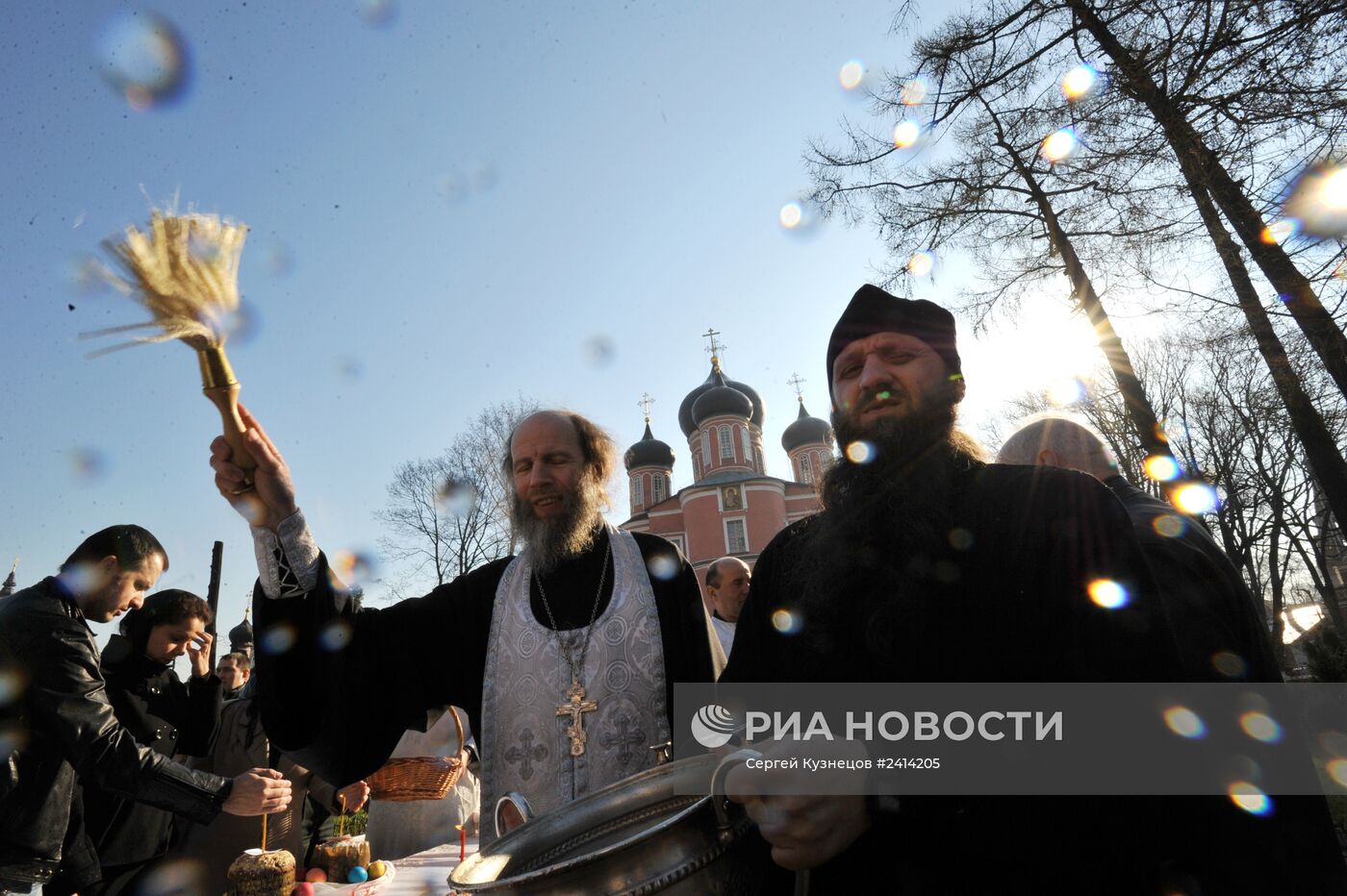 Освящение пасхальных куличей в Великую субботу