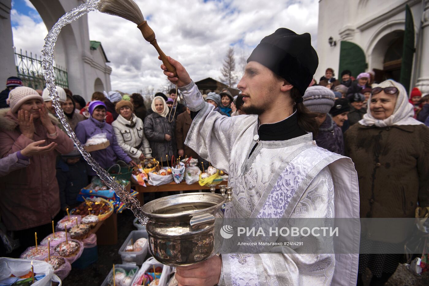 Освящение пасхальных куличей в Великую субботу