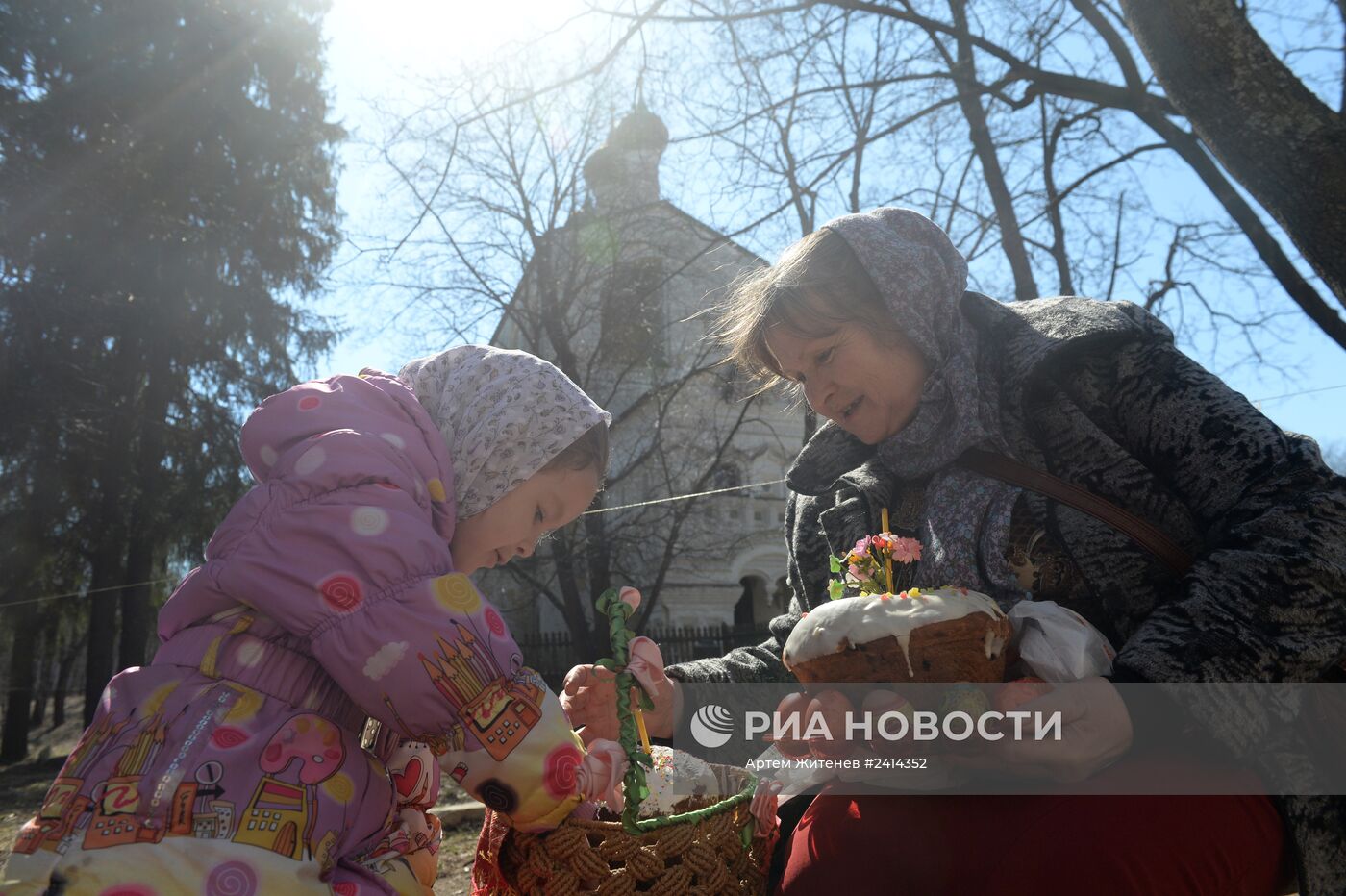 Освящение пасхальных куличей в Великую субботу