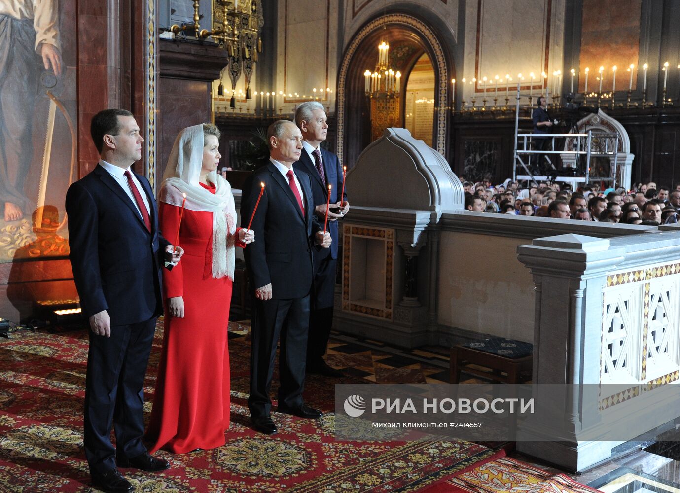 В.Путин и Д.Медведев на пасхальном богослужении в храме Христа Спасителя в Москве