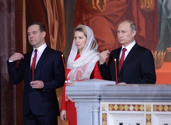 В.Путин и Д.Медведев на пасхальном богослужении в храме Христа Спасителя в Москве