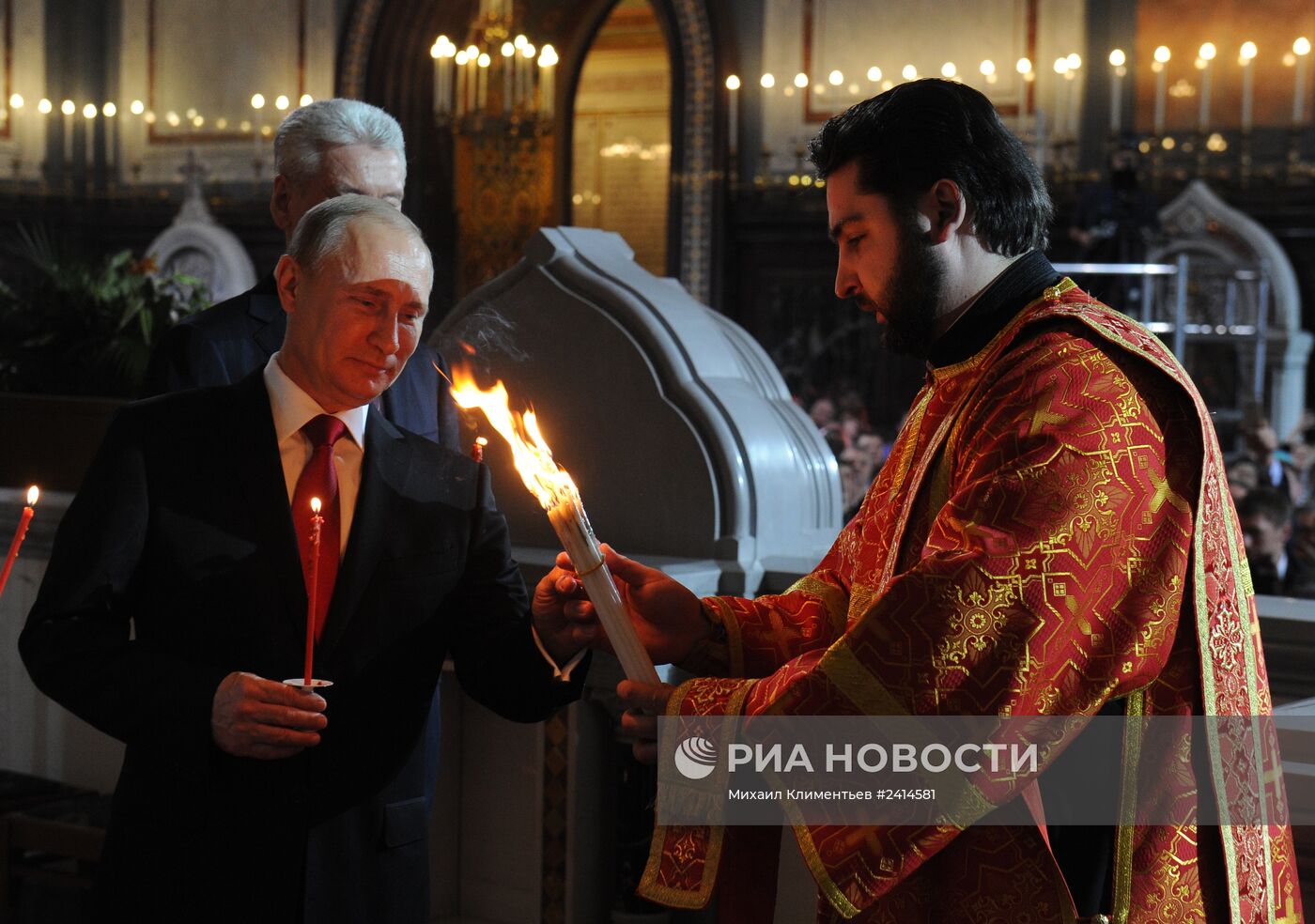 В.Путин и Д.Медведев на пасхальном богослужении в храме Христа Спасителя в Москве