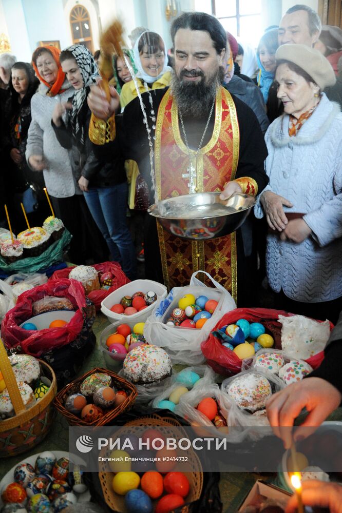 Освящение пасхальных куличей в Великую субботу