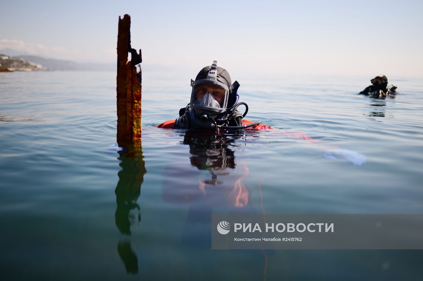Водолазы МЧС РФ обследуют акваторию побережья Алушты
