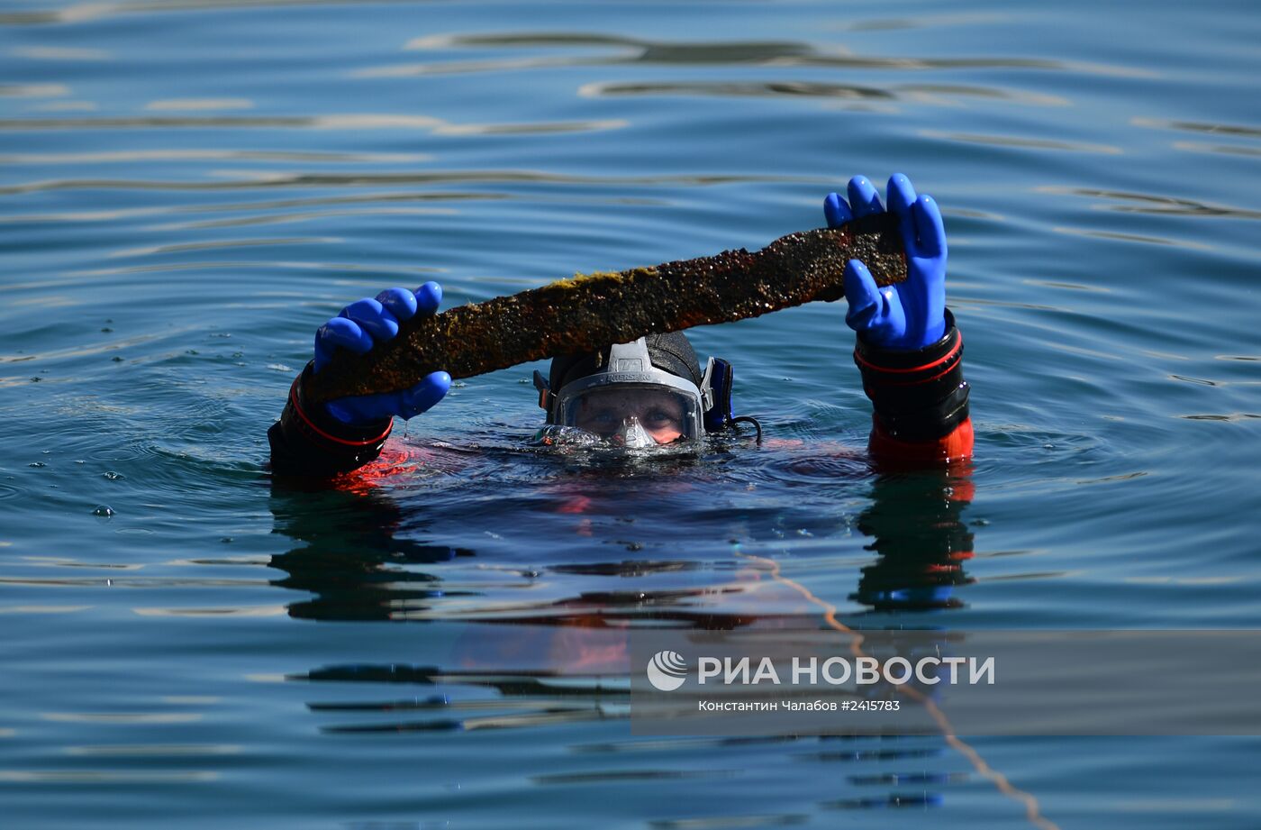 Водолазы МЧС РФ обследуют акваторию побережья Алушты