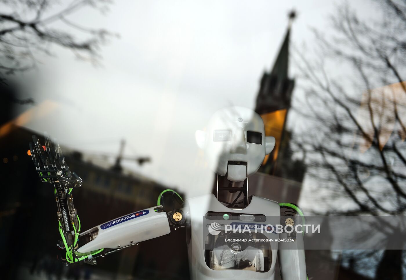 Демонстрация робота-гуманоида Теспиана - участника Бала Роботов в Москве