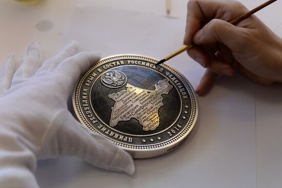 В России изготовили памятные монеты в честь присоединения Крыма к России
