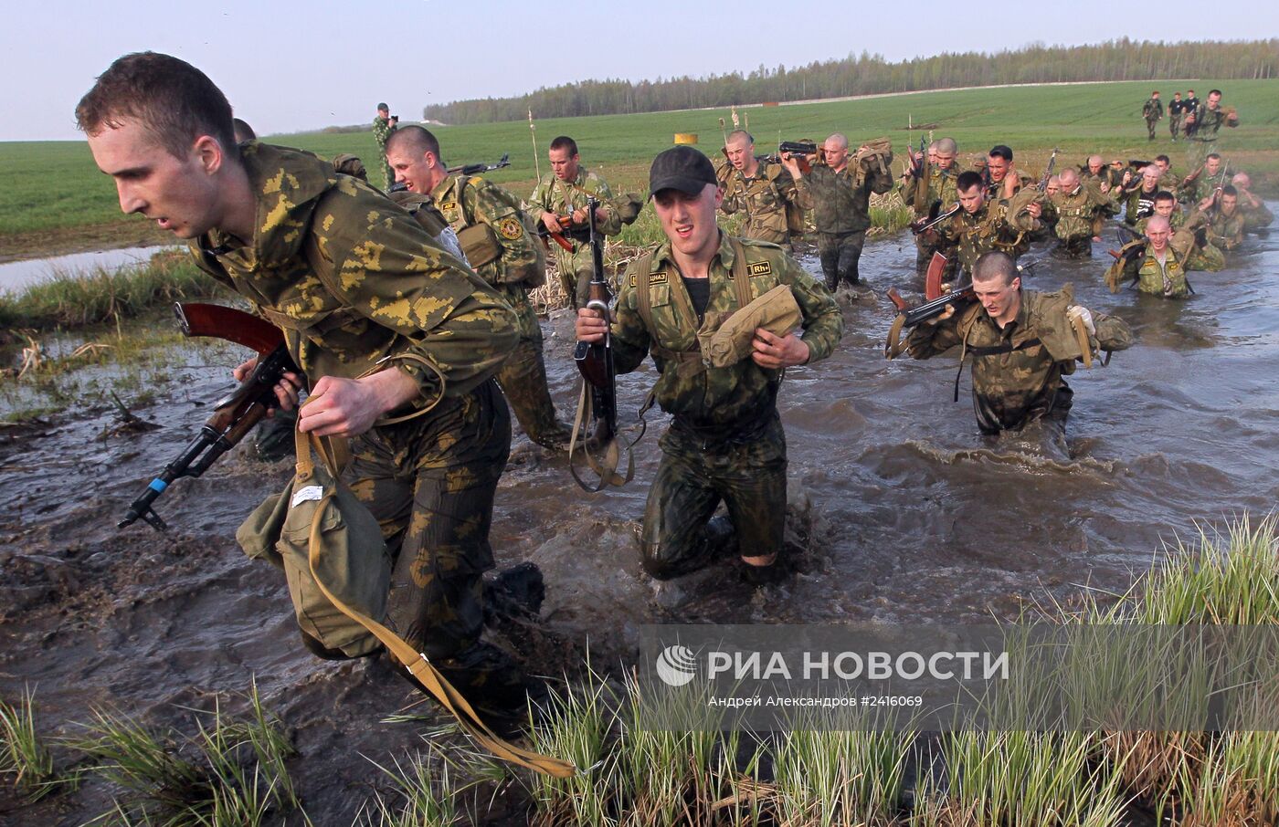 Сдача экзамена на право ношения крапового берета военнослужащими Минска