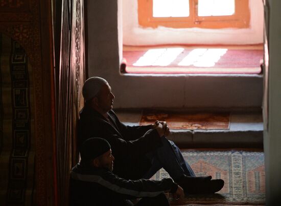 Пятничная молитва в мечети Ханского дворца в Бахчисарае