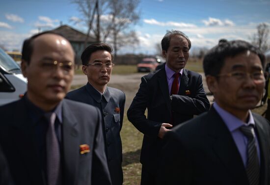 Посол КНДР в России почтил память офицера, спасшего жизнь Ким Ир Сена