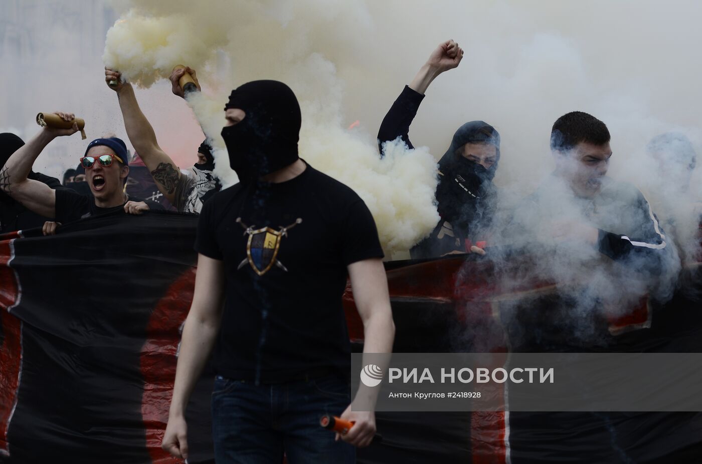 В Харькове футбольные фанаты напали на сторонников федерализации