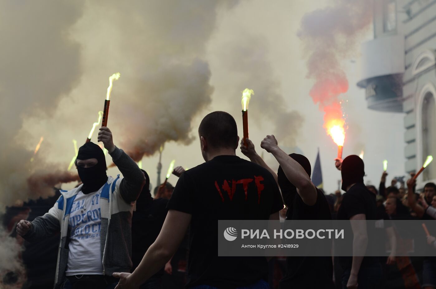 В Харькове футбольные фанаты напали на сторонников федерализации