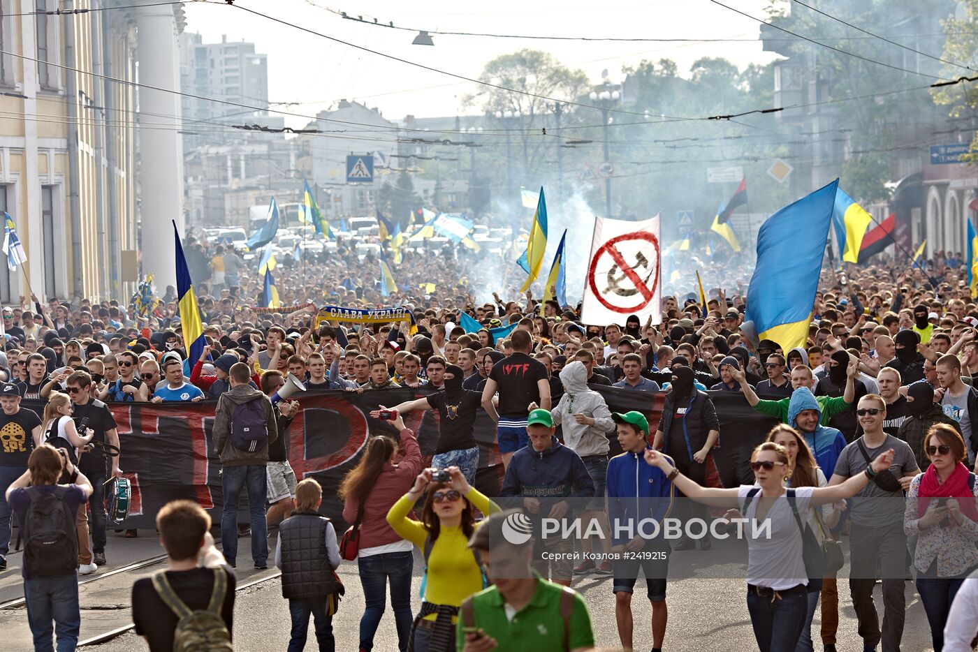 В Харькове футбольные фанаты напали на сторонников федерализации