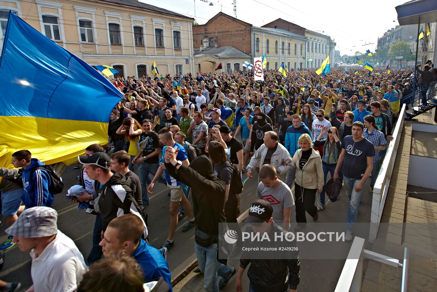 В Харькове футбольные фанаты напали на сторонников федерализации