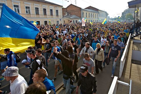 В Харькове футбольные фанаты напали на сторонников федерализации