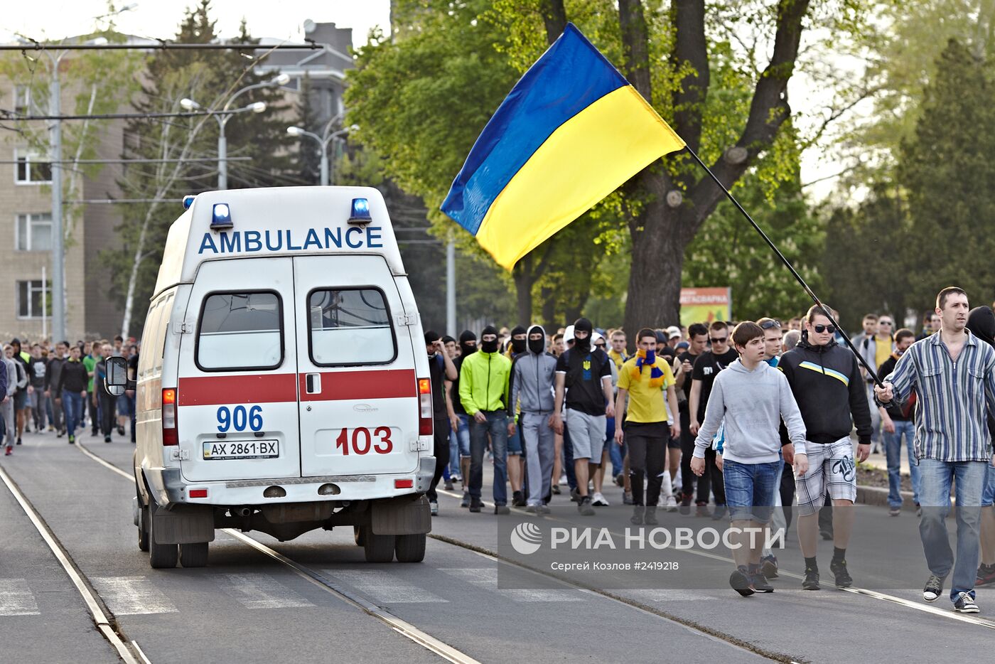 В Харькове футбольные фанаты напали на сторонников федерализации