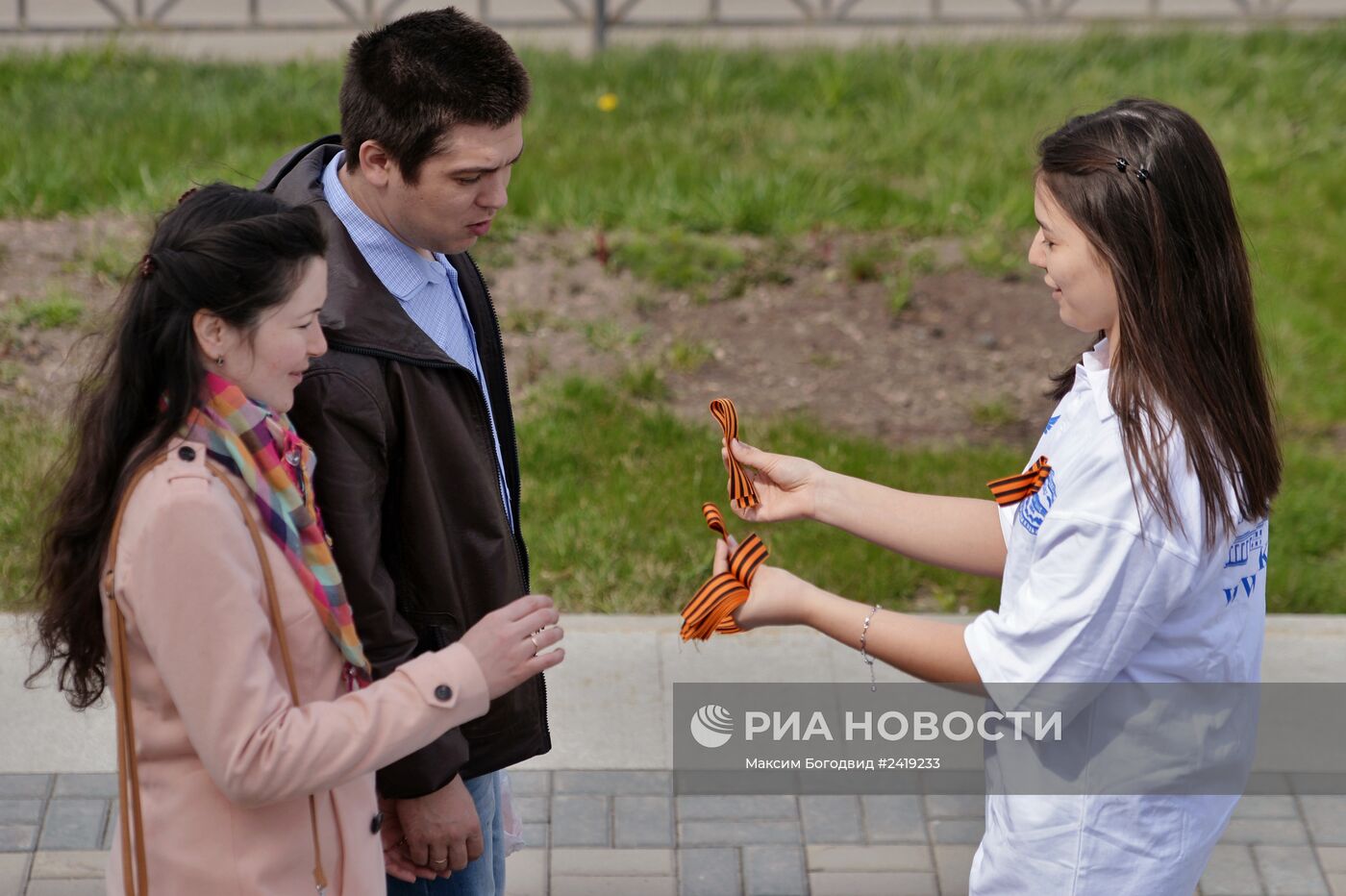 Раздача георгиевских ленточек в Казани