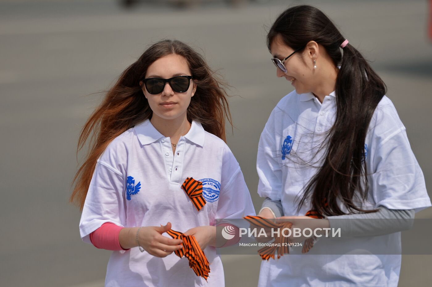 Раздача георгиевских ленточек в Казани