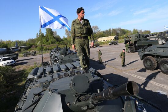 Передислокация военной техники Балтийского флота к месту проведения репетиции парада Победы