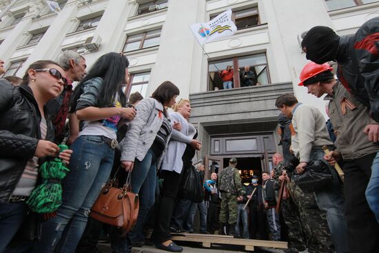 Здание обладминистрации в Луганске взято под контроль сторонниками федерализации