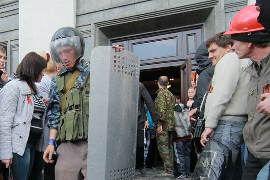 Здание обладминистрации в Луганске взято под контроль сторонниками федерализации