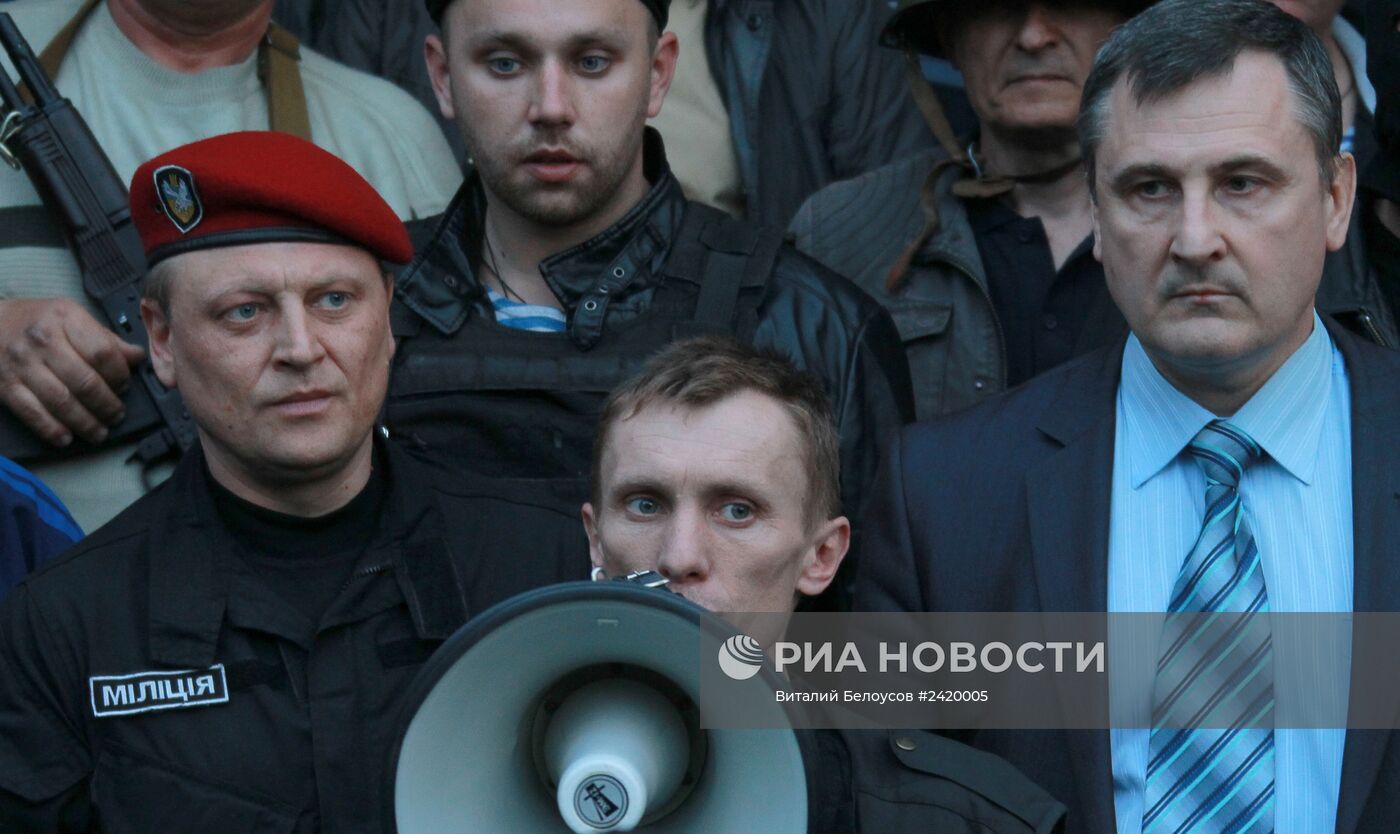 Митингующие захватили ряд административных зданий в Луганске