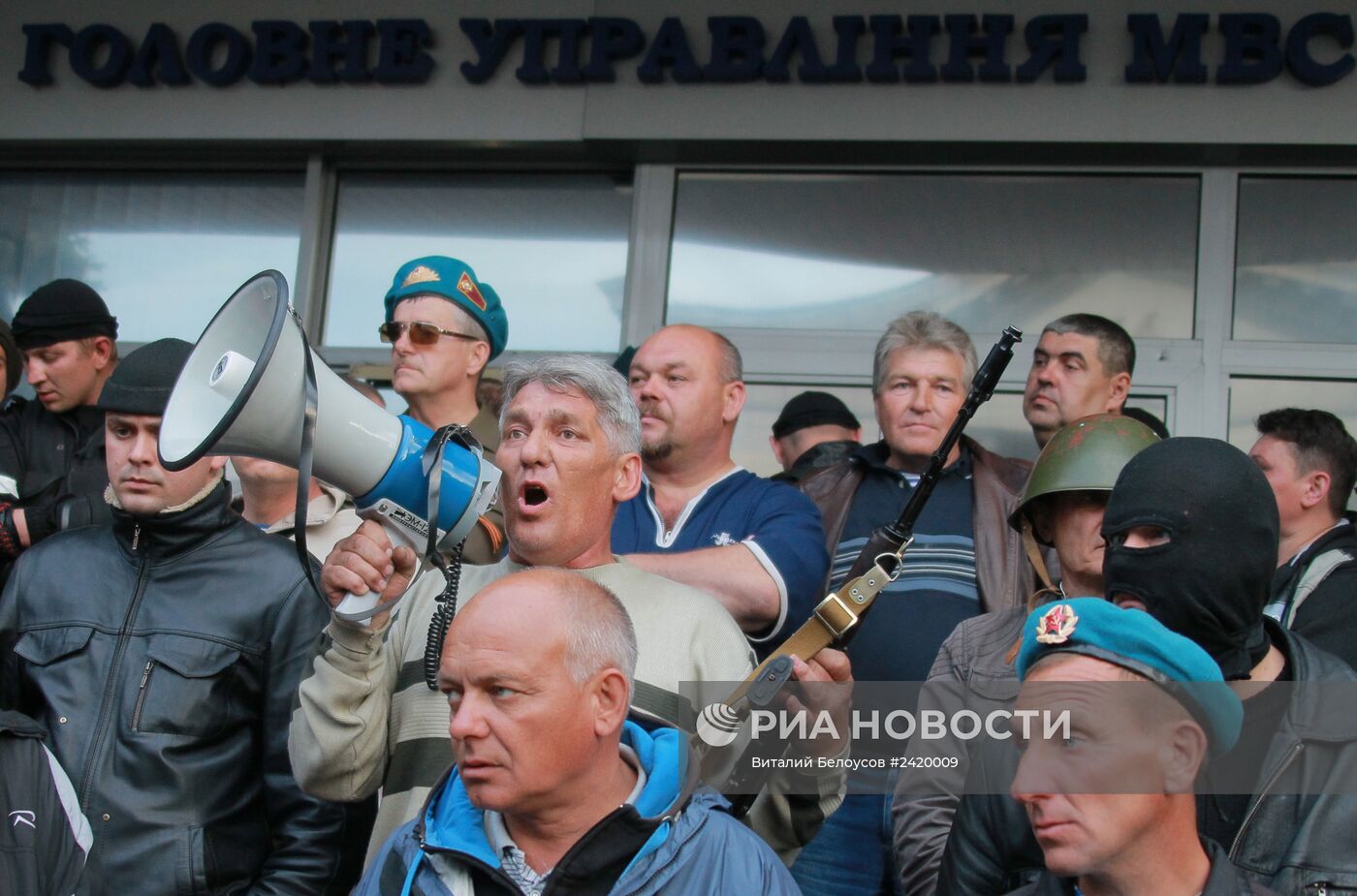 Митингующие захватили ряд административных зданий в Луганске