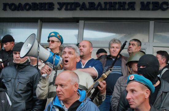 Митингующие захватили ряд административных зданий в Луганске