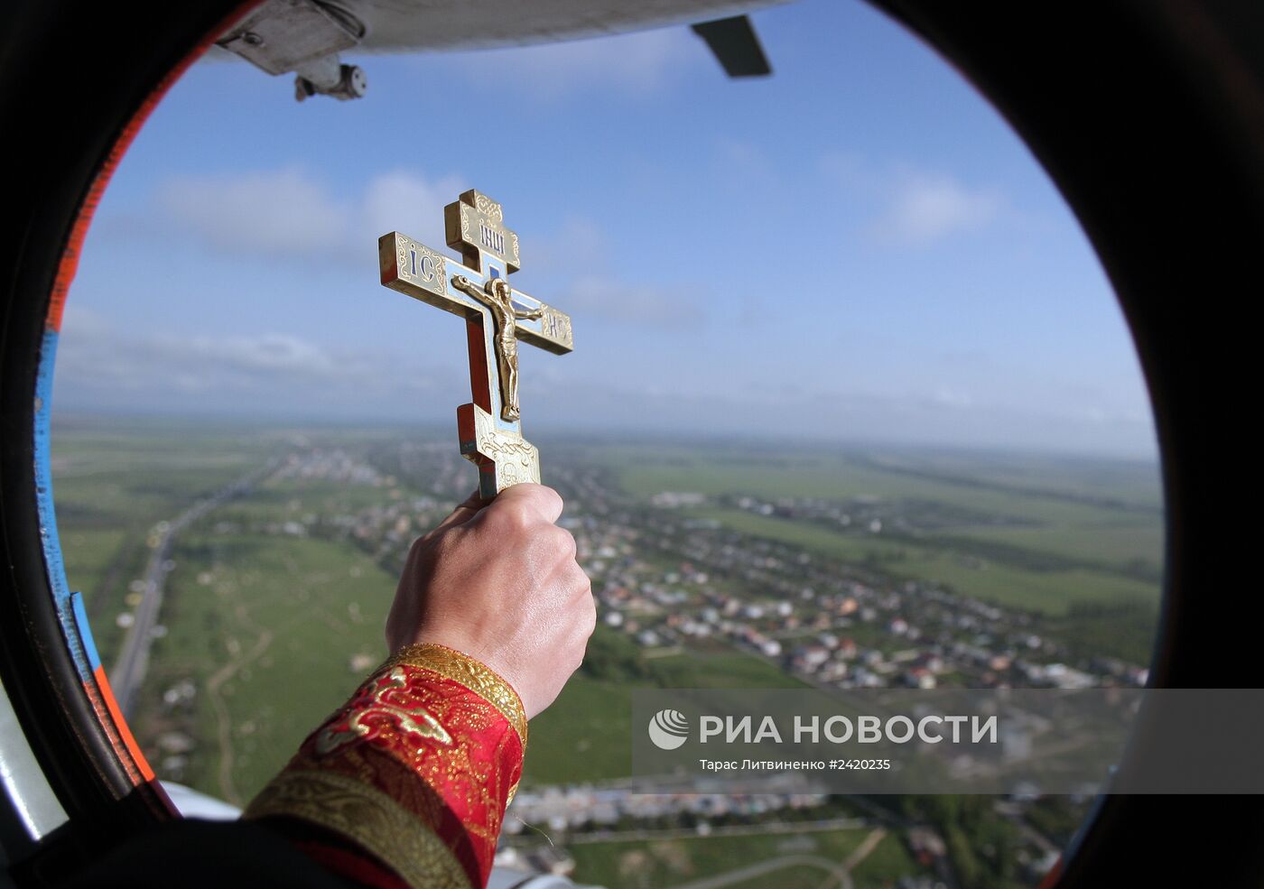 Освящение крымской земли с вертолета МЧС