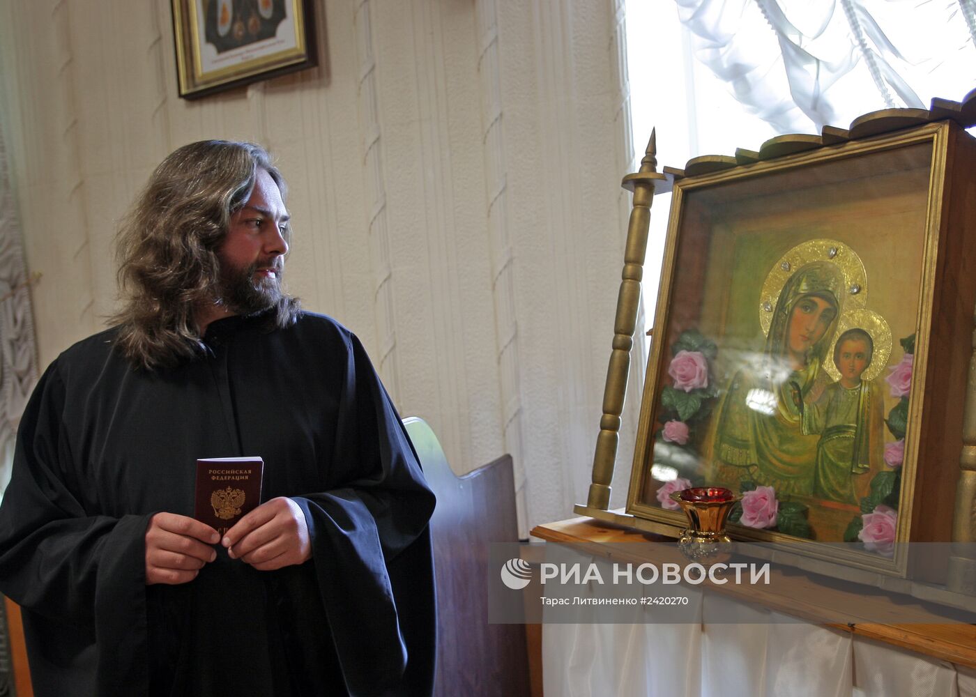 Священнослужители Симферопольской и Крымской епархии получили паспорта граждан РФ