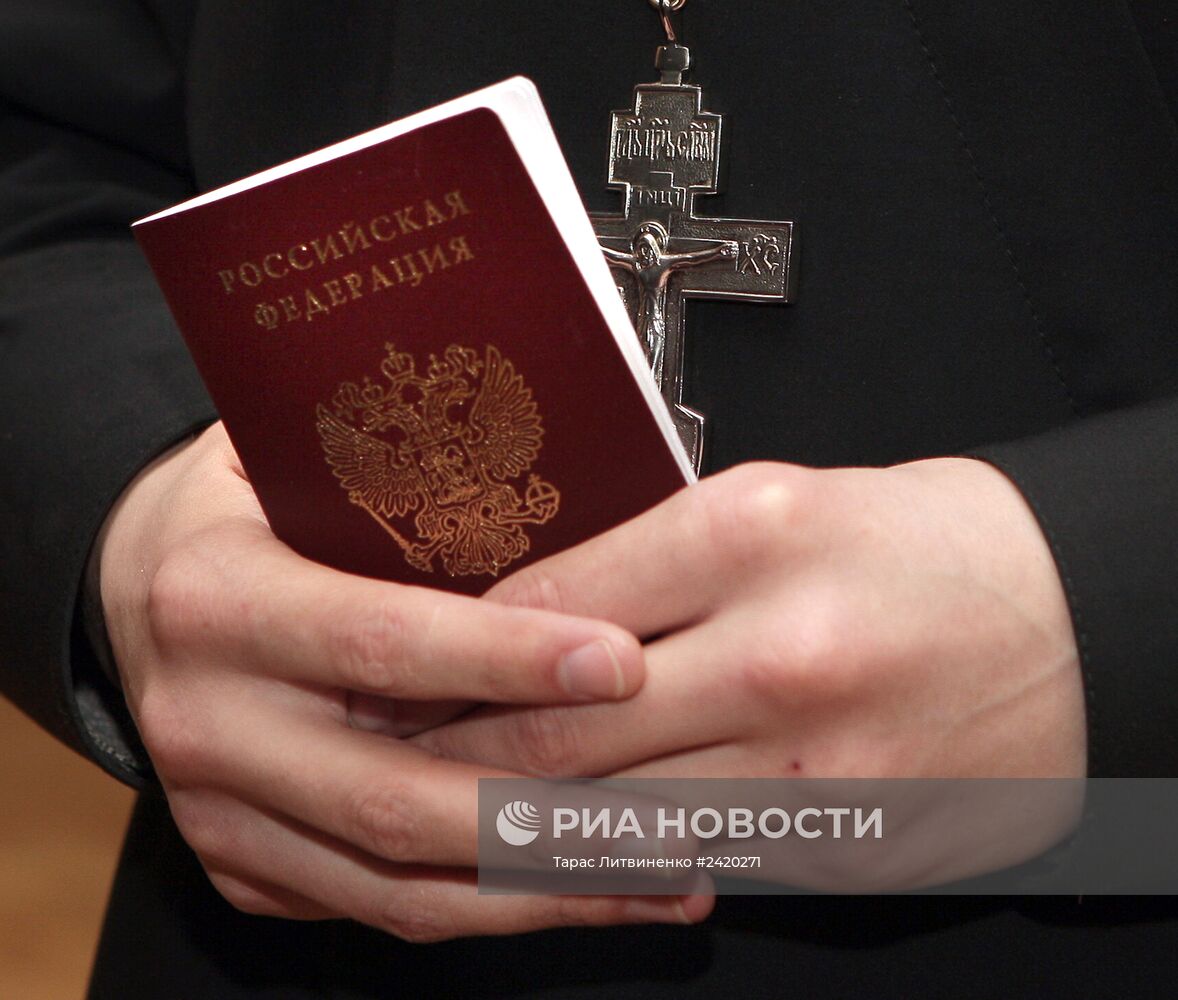 Священнослужители Симферопольской и Крымской епархии получили паспорта граждан РФ