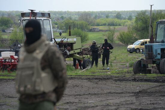 Сторонники федерализации блокировали базу спецбатальона "Правого сектора" в Днепропетровской области