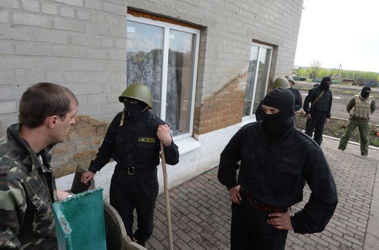 Сторонники федерализации блокировали базу спецбатальона "Правого сектора" в Днепропетровской области