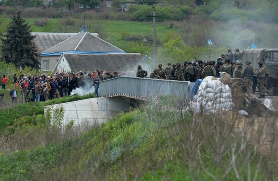 Украинские военные начали штурм города Славянска