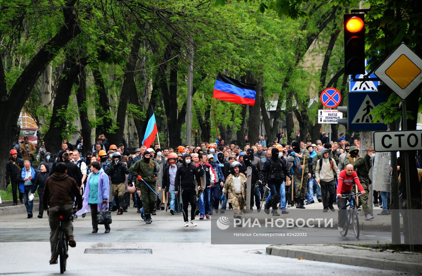 Сторонники федерализации взяли под контроль ряд административных зданий в Донецке