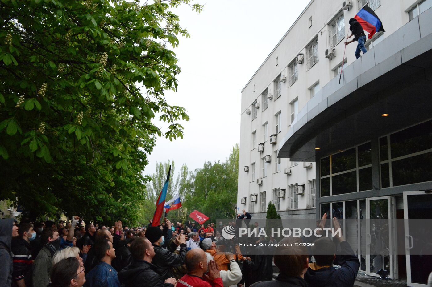 Сторонники федерализации взяли под контроль ряд административных зданий в Донецке