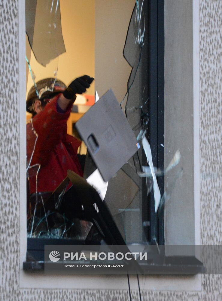 Сторонники федерализации взяли под контроль ряд административных зданий в Донецке
