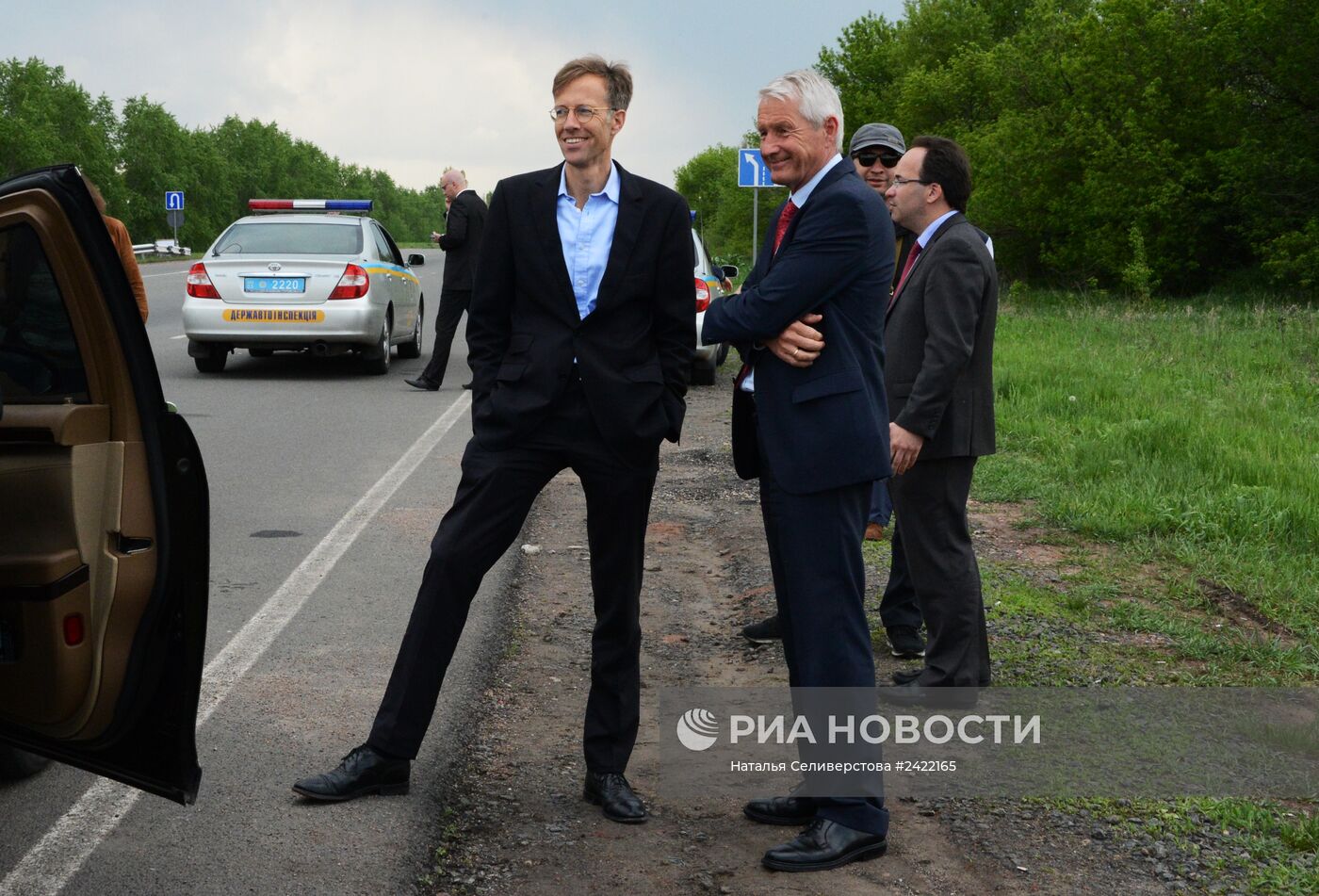 Освобожденные военные наблюдатели ОБСЕ прибыли в Донецк