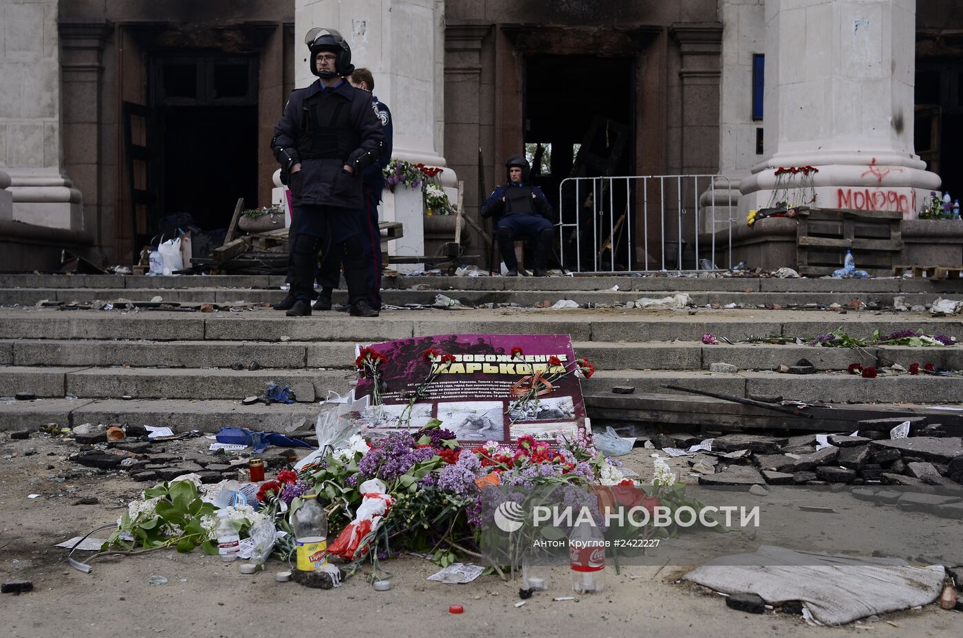 Цветы в память о погибших в результате пожара в Доме профсоюзов в Одессе